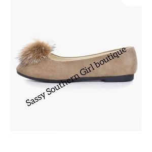 🆕⭐Tan real fur pom pom pointed toe flats